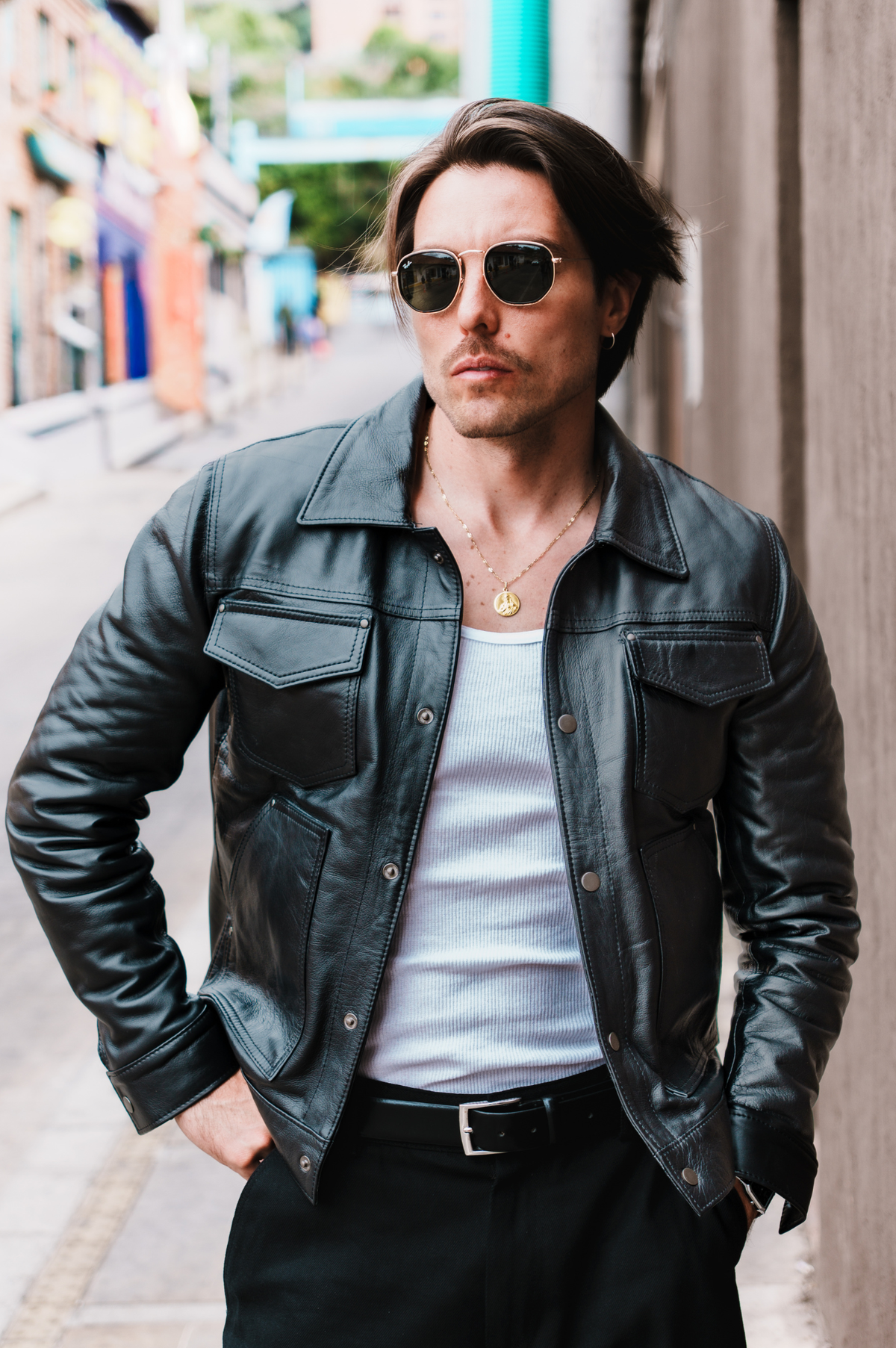 Hombre usando chaqueta en cuero negra Hardline de Free Line Clothes