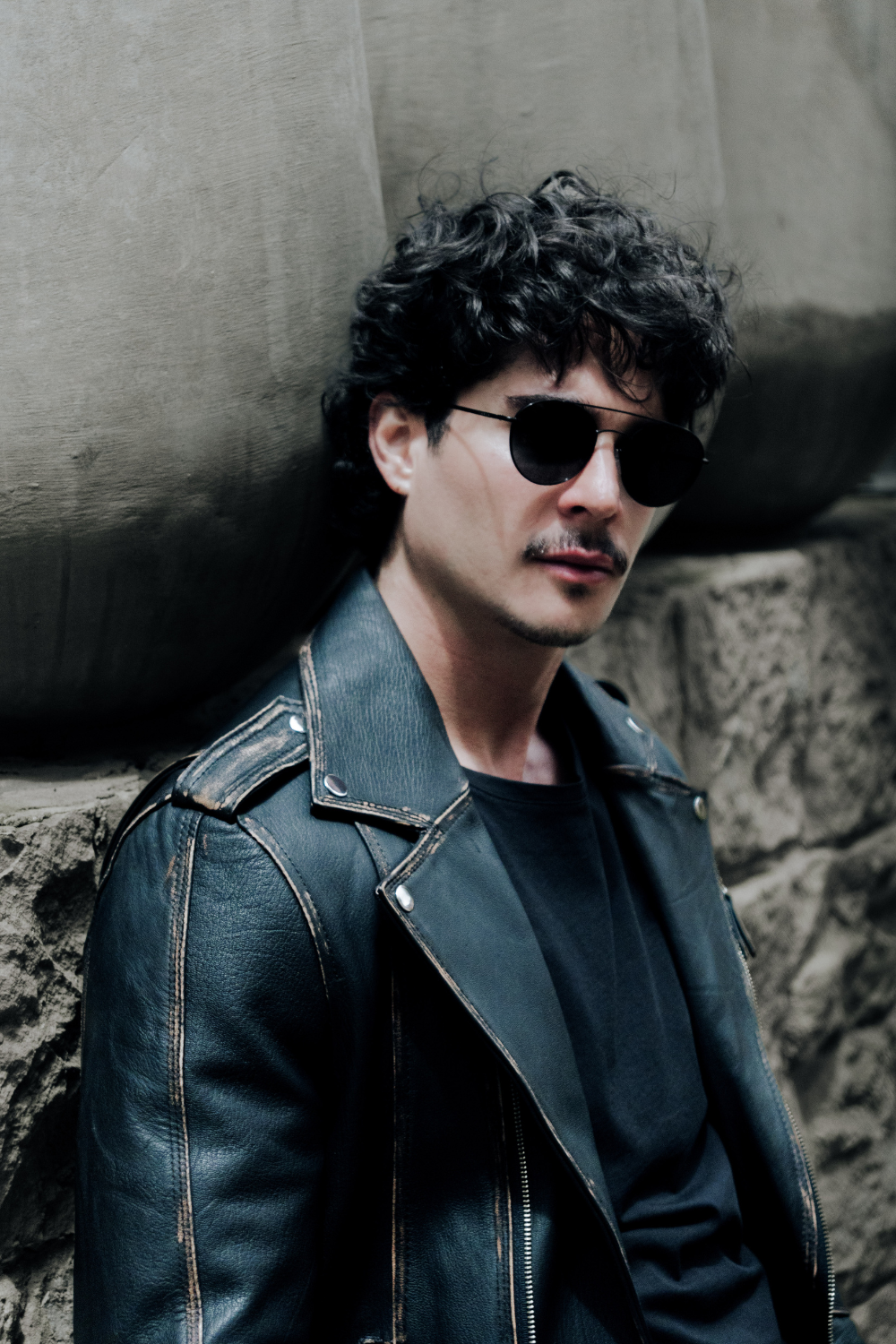 Chaqueta en cuero desgastado indie Dark