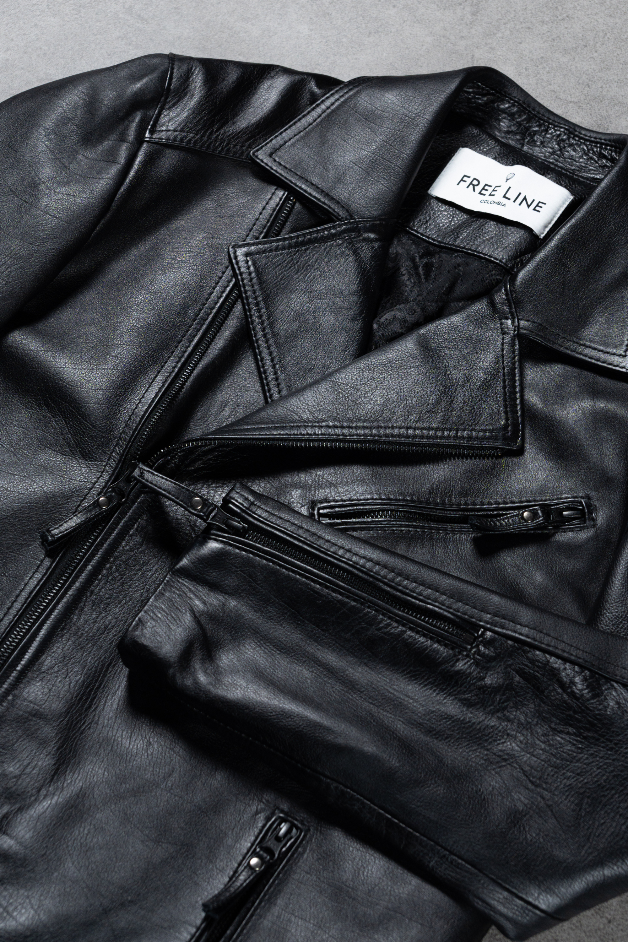 Chamarra en Cuero Seatle en color Negro.