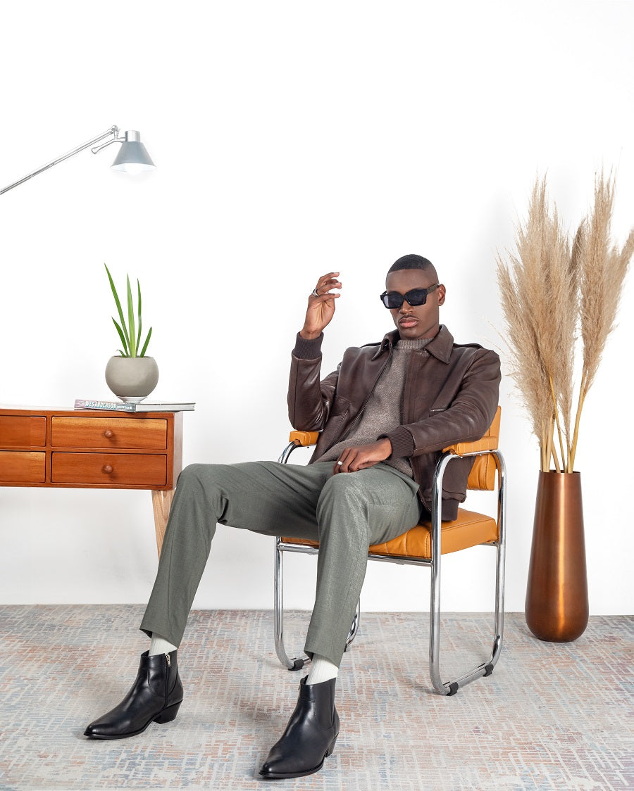 Cazadora ligeramente acolchada en su interior. Cuello solapa. Sobrecuello en ovejero desmontable y manga larga acabada en puño elástico. Bolsillos con solapa en cadera. Bajo acabado en rib. Cierre frontal con cremallera oculta.