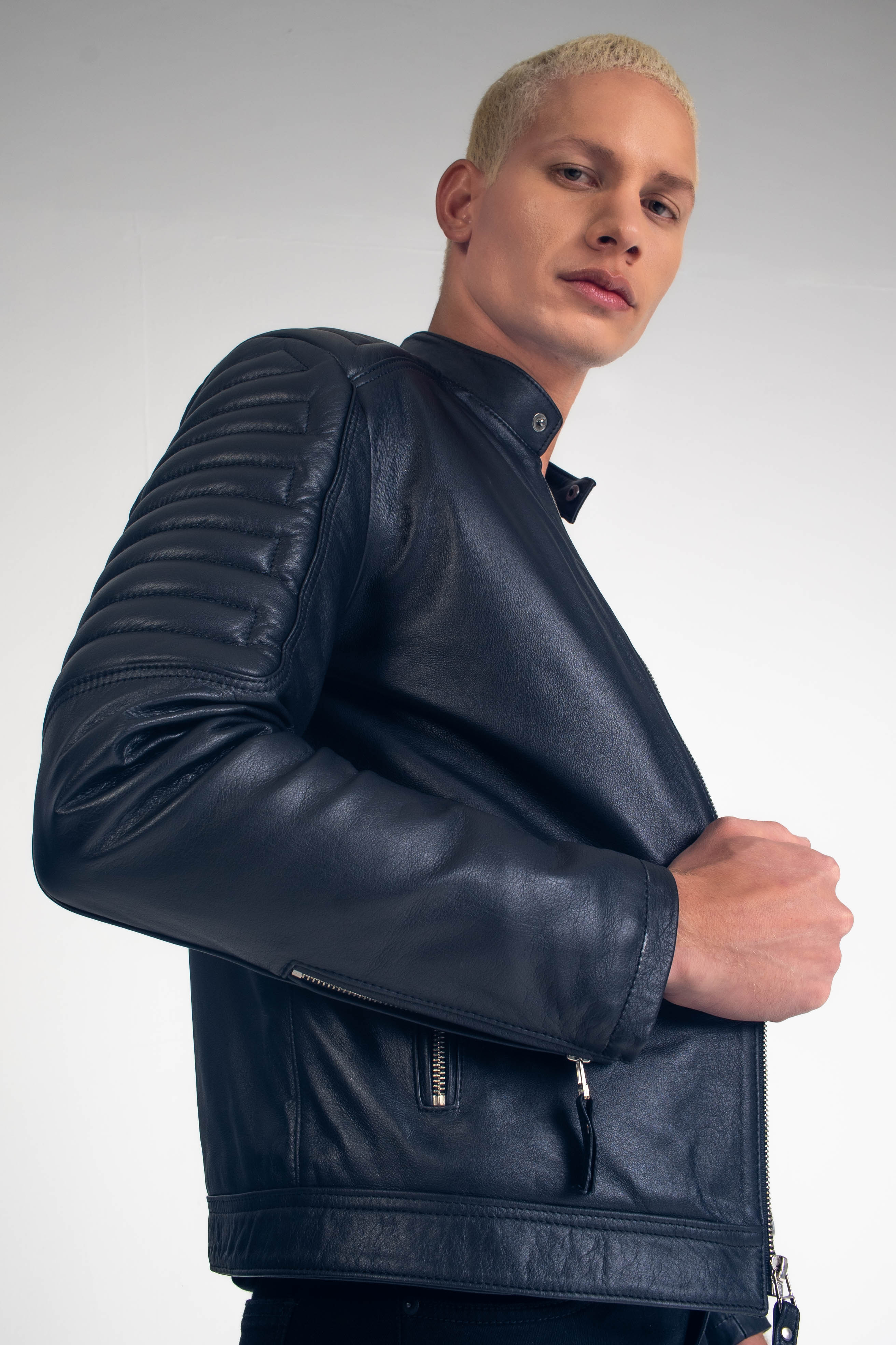 Chaqueta en cuero para hombre, confección hecha a mano por nuestros artezanos, 100 % Colombiana, Chaqueta 100 % en cuero, garantia de dos años