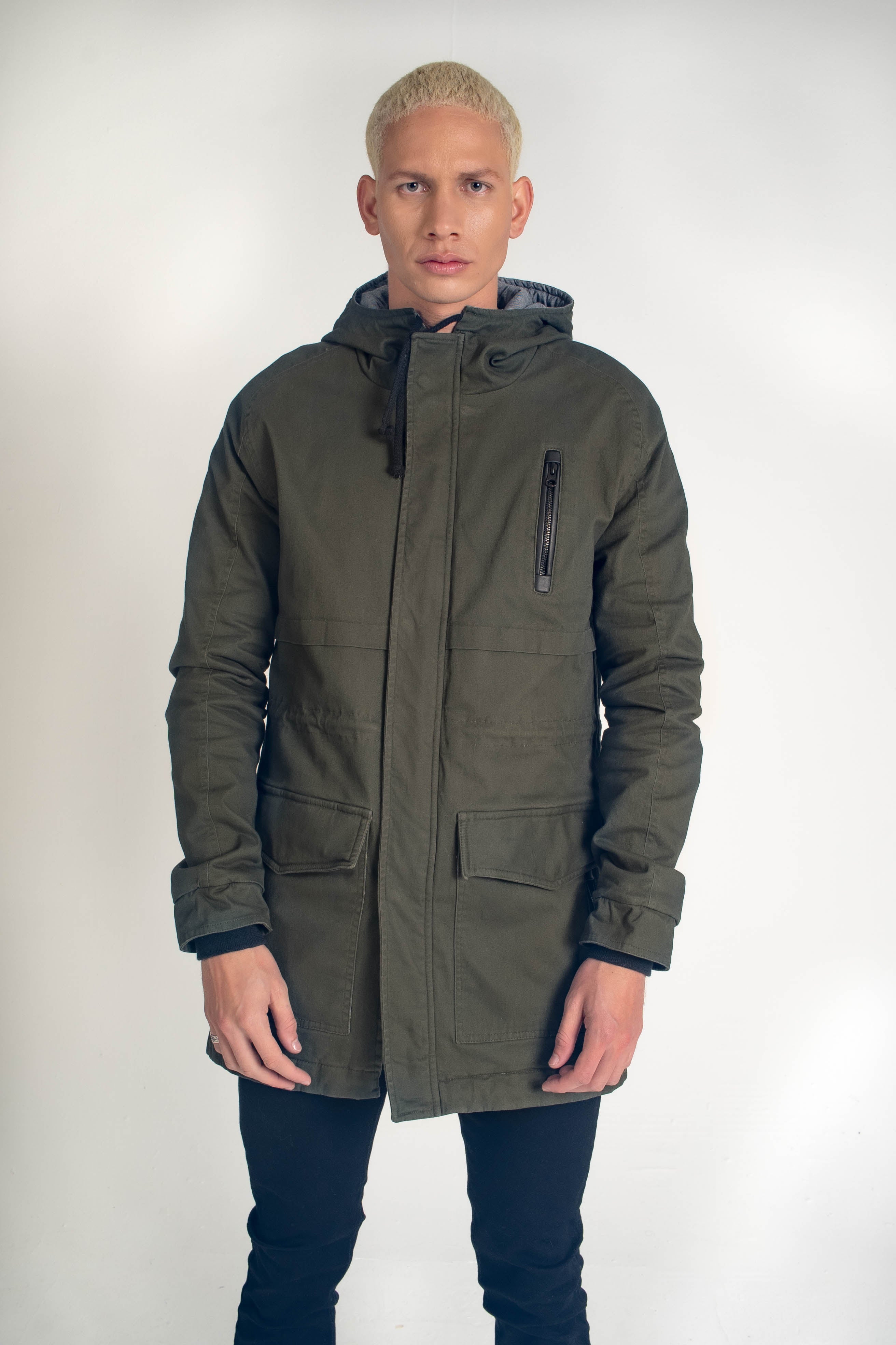 Parka en dril con capota, forro acolchado en guata, bolsillos con cremallera, bolsillo interno. Confección hecha en Colombia. Todas nuestras referencias de Parkas vienen con un año de garantia.