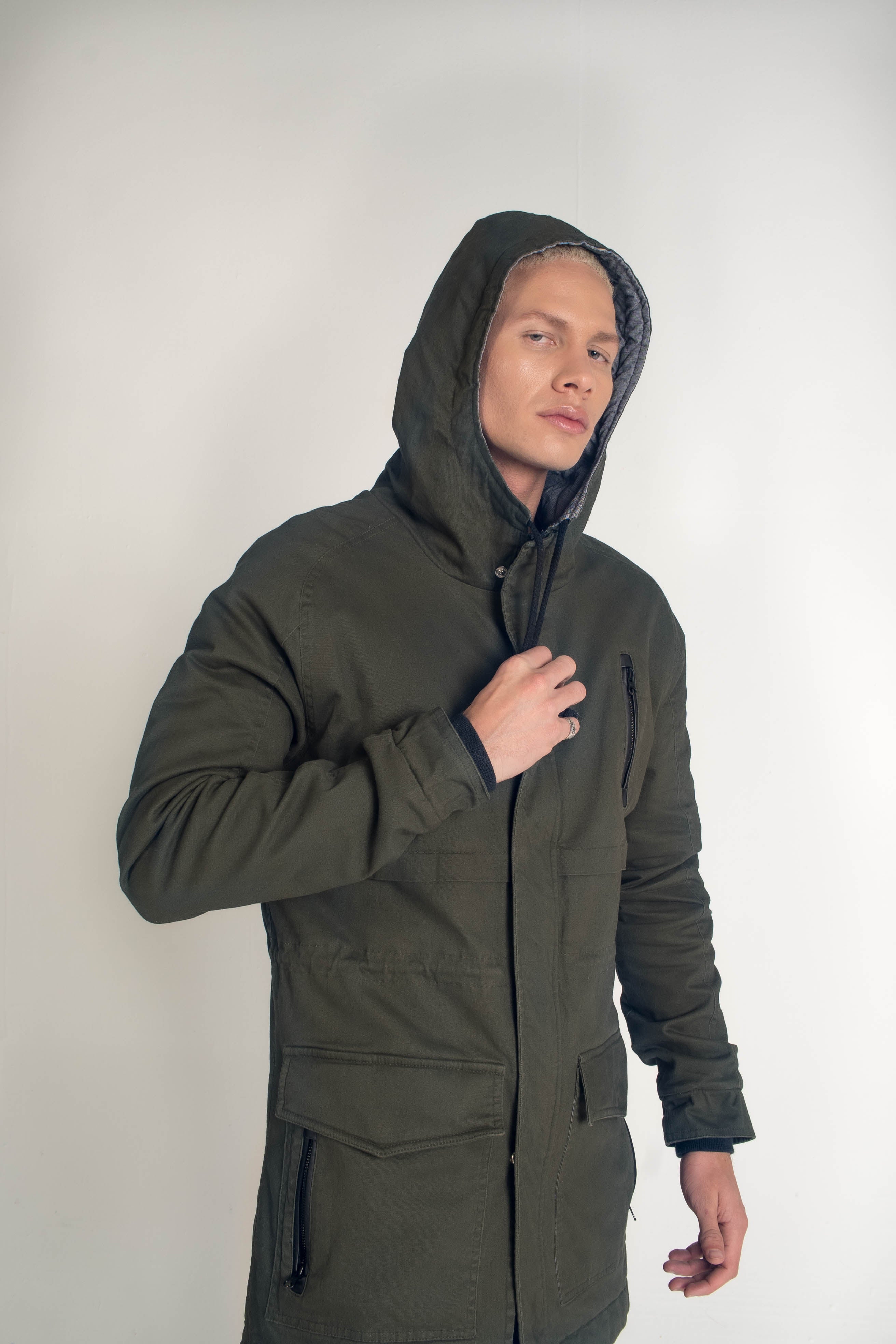 Parka en dril con capota, forro acolchado en guata, bolsillos con cremallera, bolsillo interno. Confección hecha en Colombia. Todas nuestras referencias de Parkas vienen con un año de garantia.