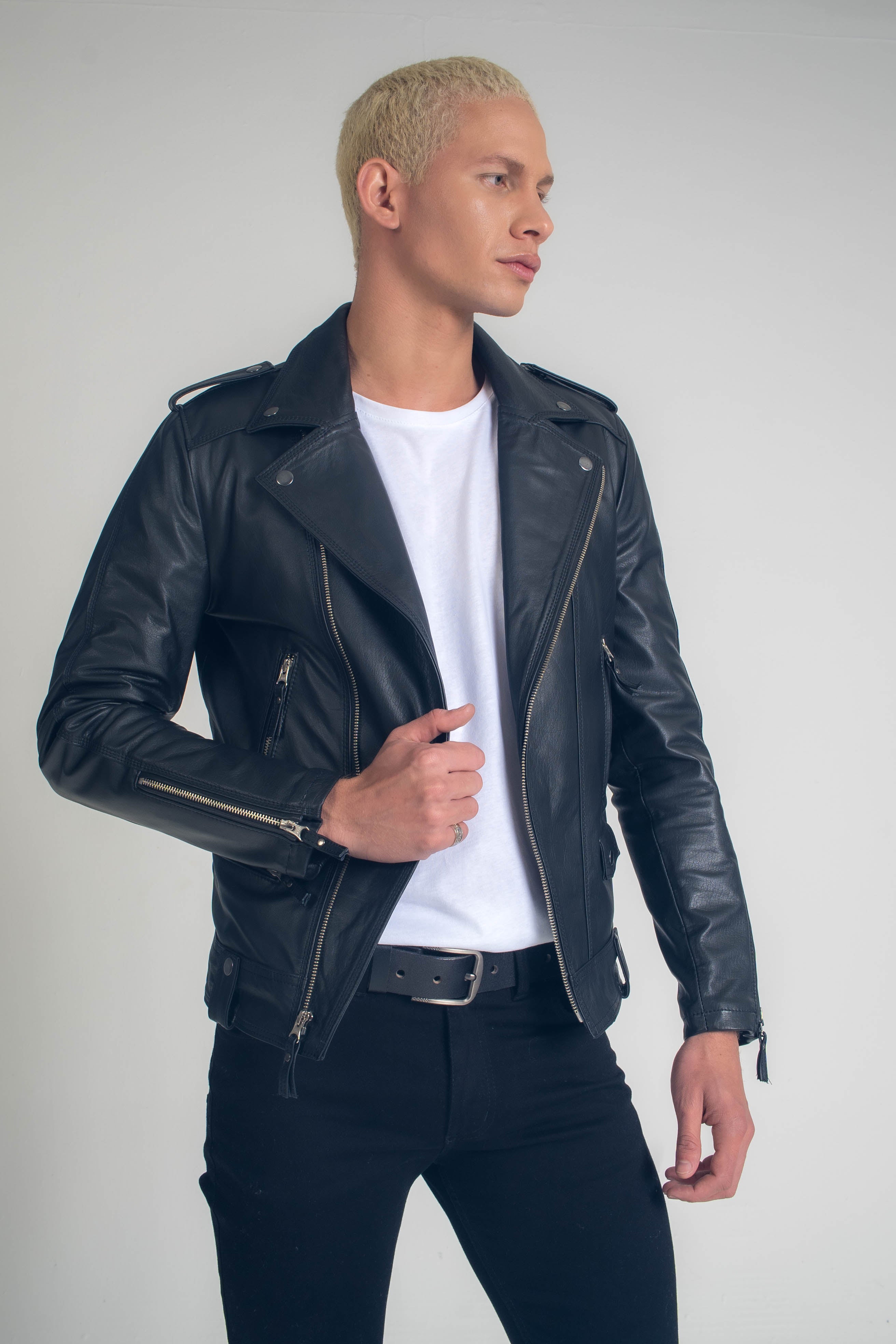 Chaqueta en cuero para hombre, confección hecha a mano por nuestros artezanos, 100 % Colombiana, Chaqueta 100 % en cuero, garantia dos de años
