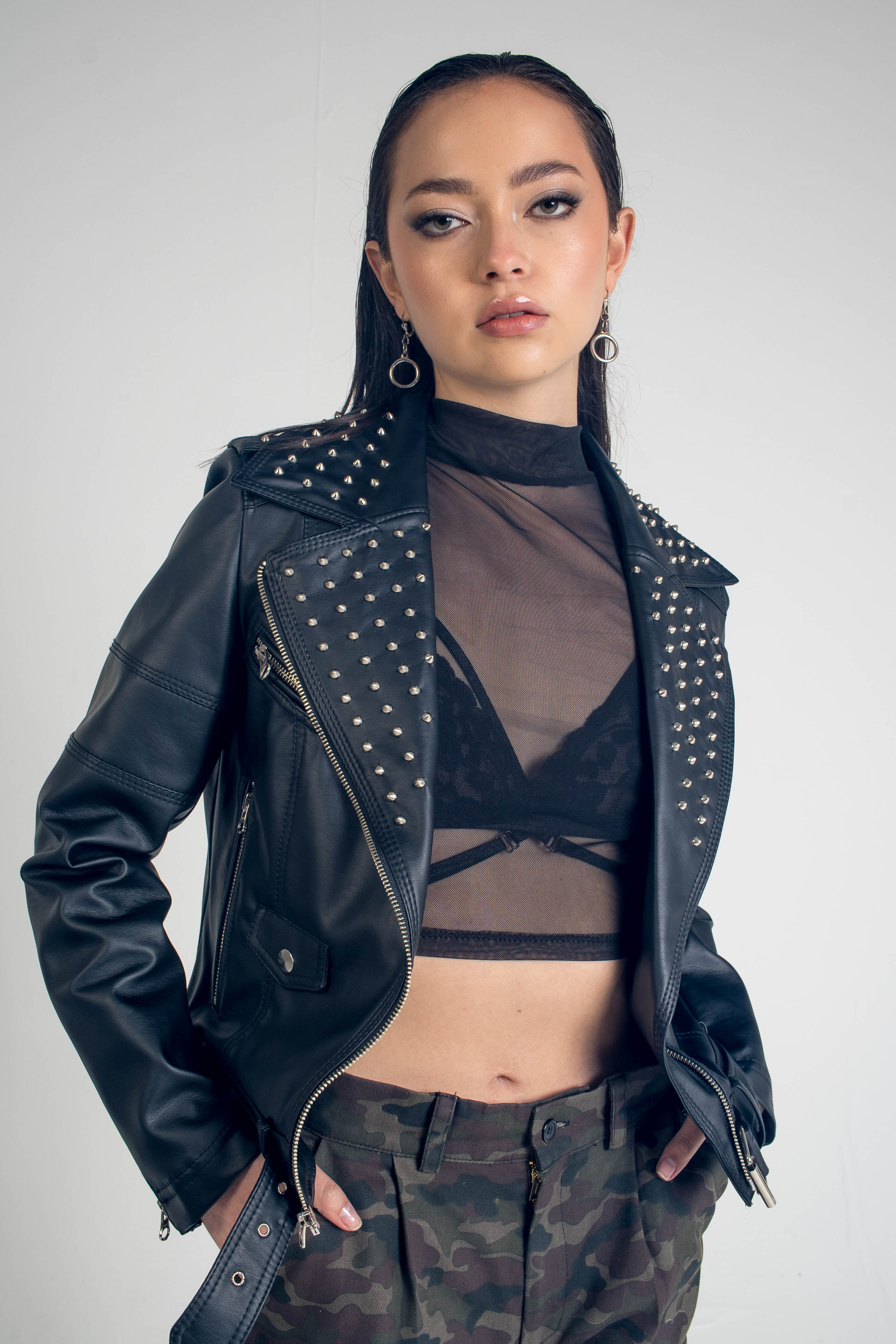 Chaqueta en cuero para mujer, confección hecha a mano por nuestros artezanos, Chaqueta 100 % en cuero, con garantia de dos años