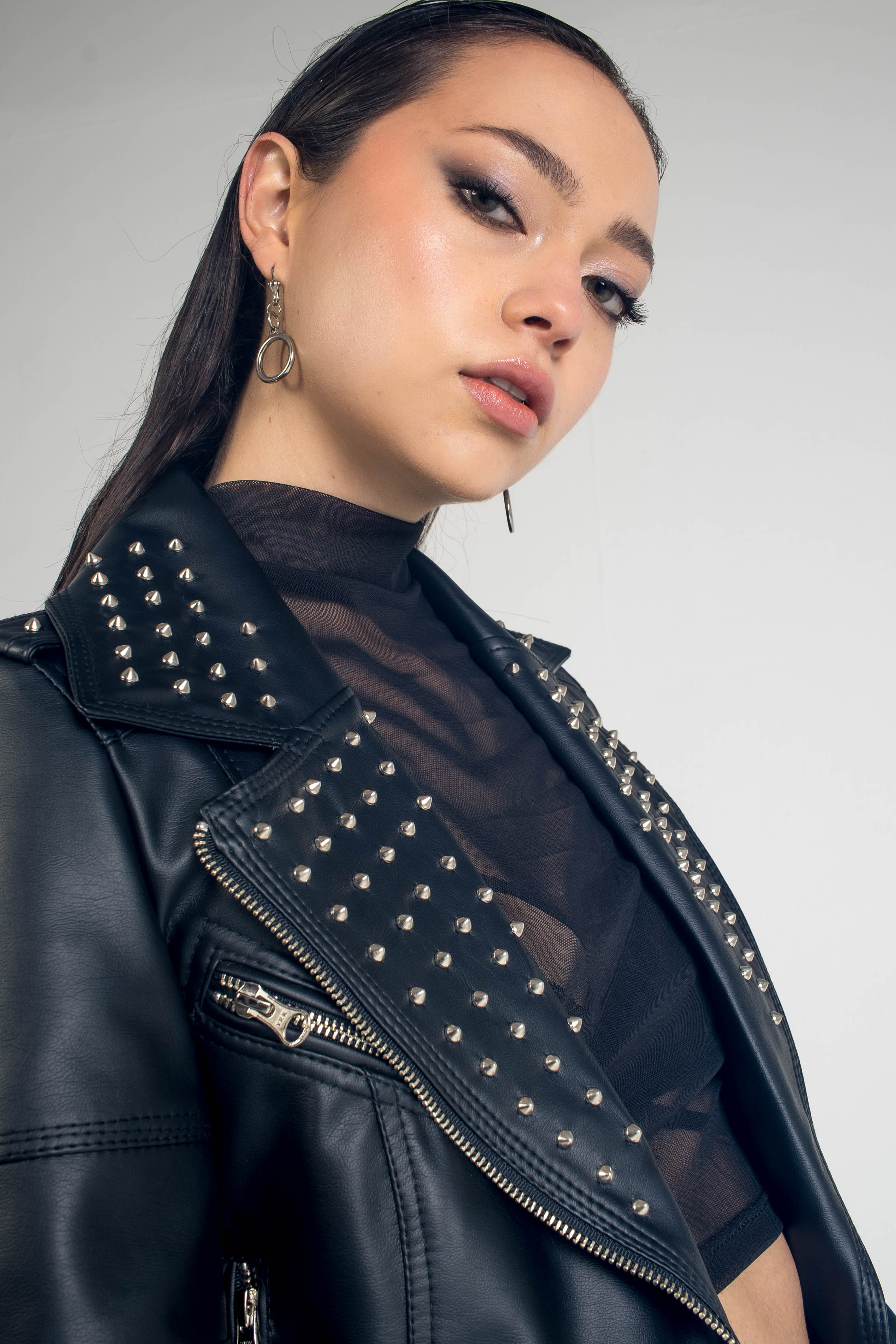 Chaqueta en cuero para mujer, confección hecha a mano por nuestros artezanos, Chaqueta 100 % en cuero, con garantia de dos años