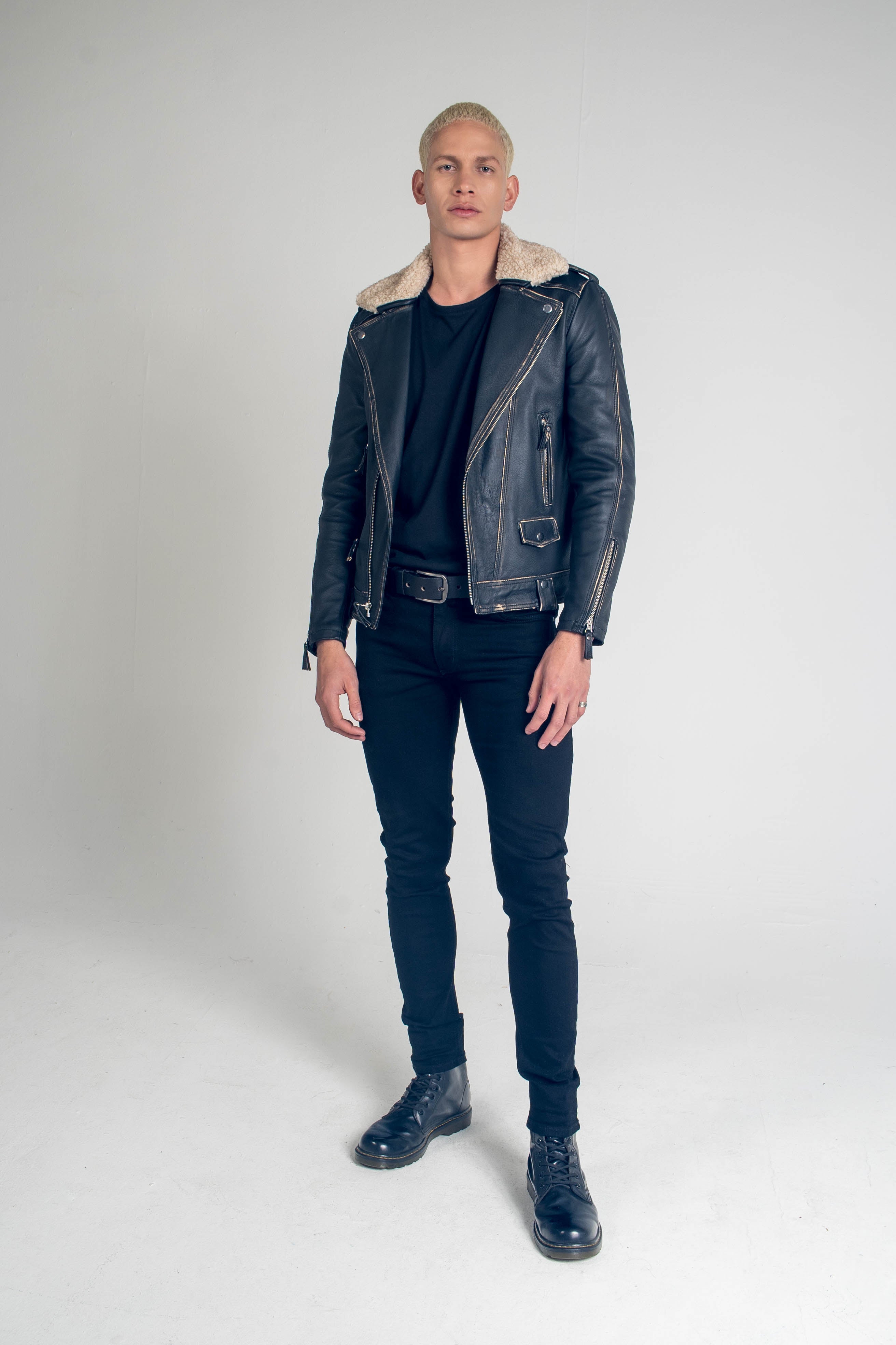 Chaqueta en cuero para hombre, confección hecha a mano por nuestros artezanos, 100 % Colombiana, Chaqueta 100 % en cuero, garantia dos de años