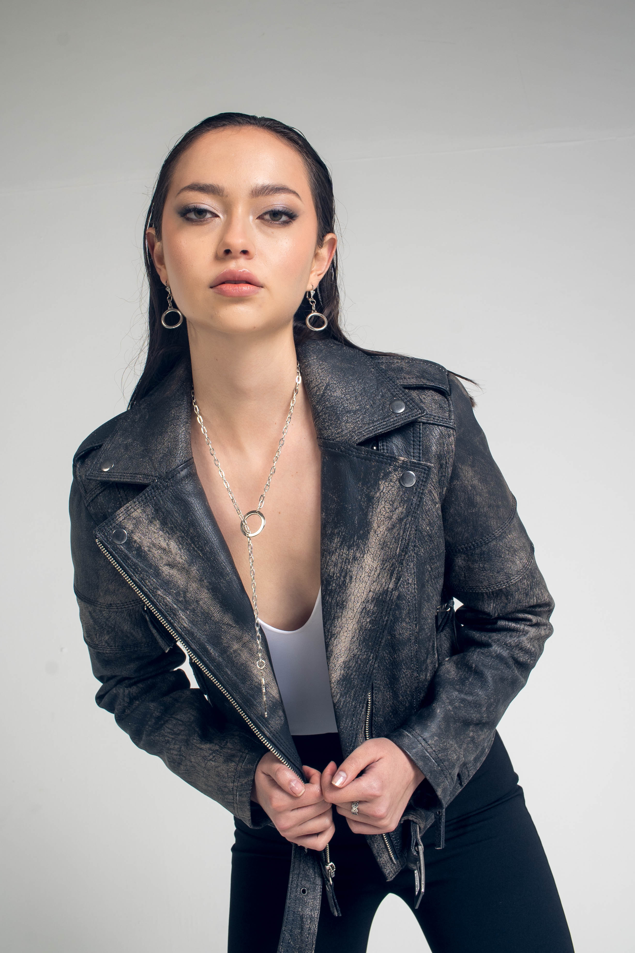 Chaqueta en cuero para mujer, tipo Biker en cuero envejecido confección hecha a mano por nuestros artezanos, Chaqueta 100 % en cuero, con garantia de dos años