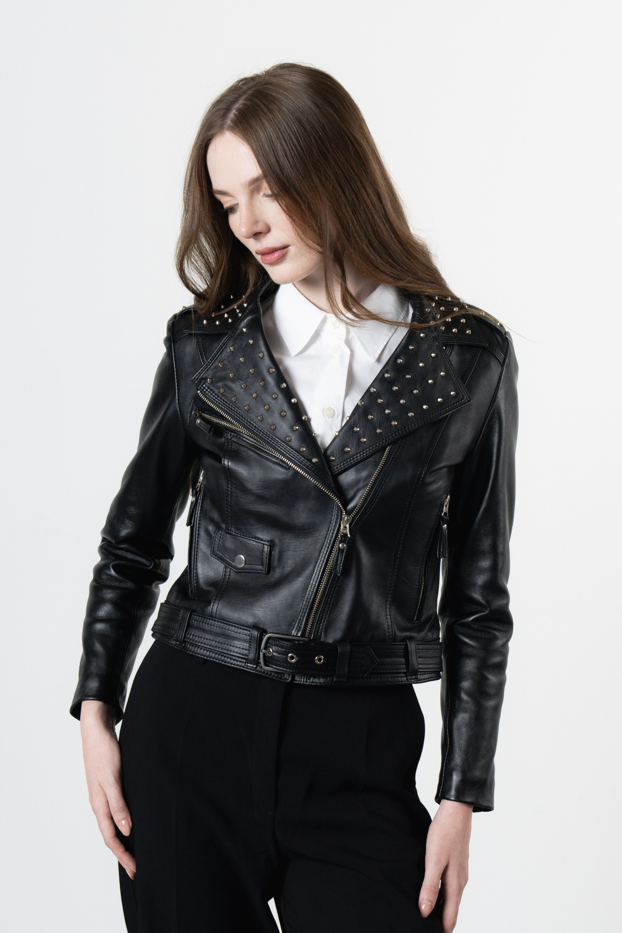 Chaqueta en cuero tipo Biker con taches