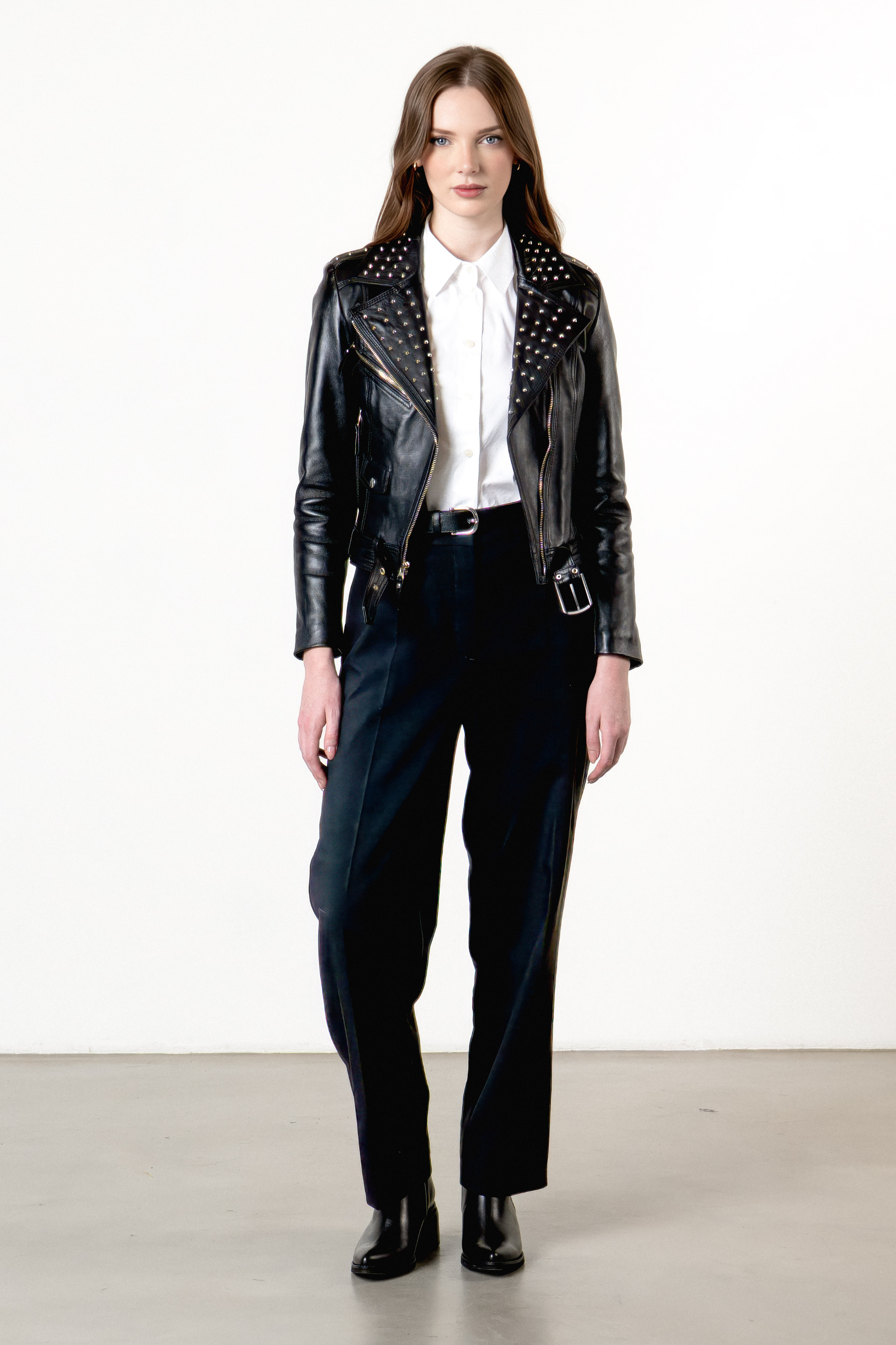 Chaqueta en cuero tipo Biker con taches