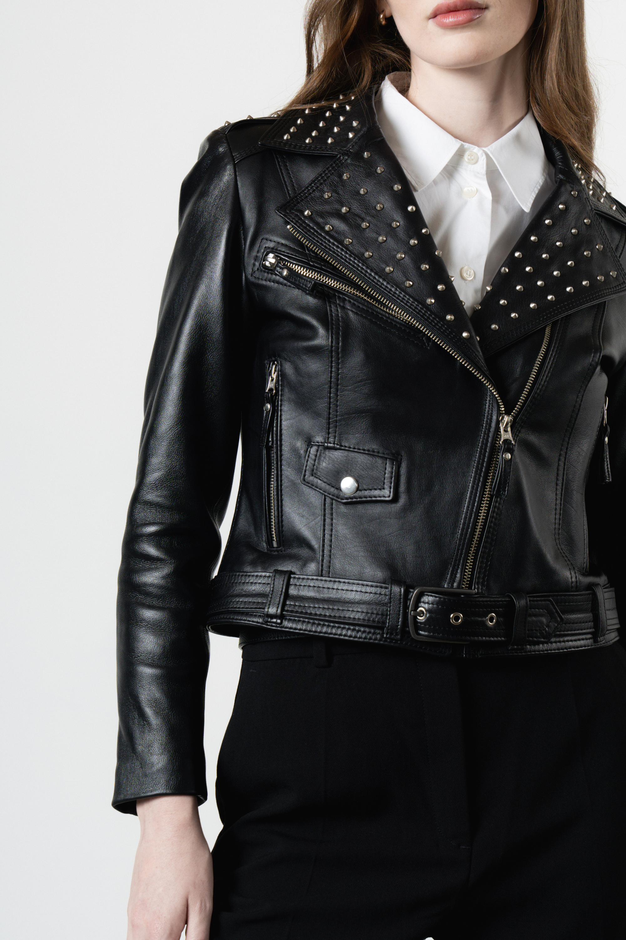 Chaqueta en cuero tipo Biker con taches