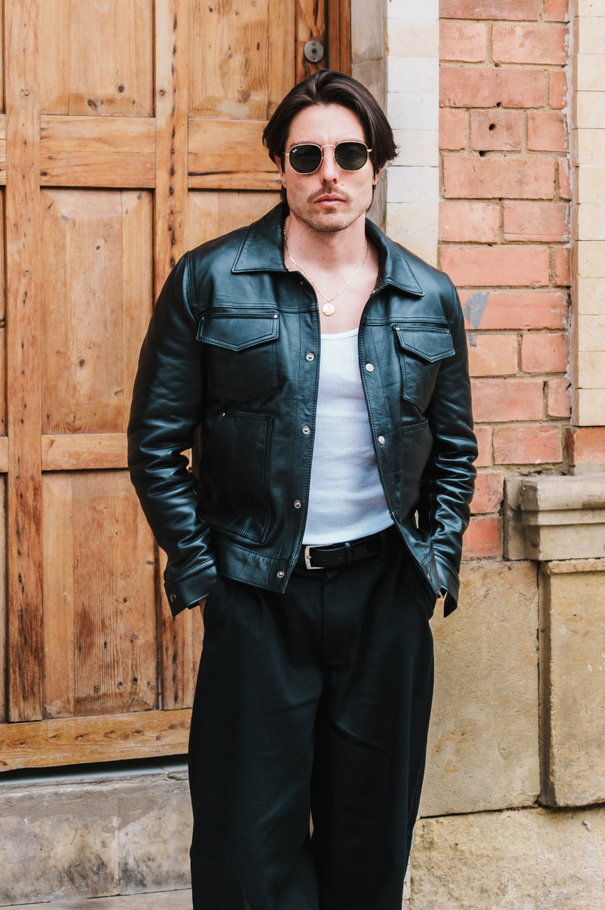 Look masculino con cazadora en cuero negro Hardline hecha a mano en Colombia