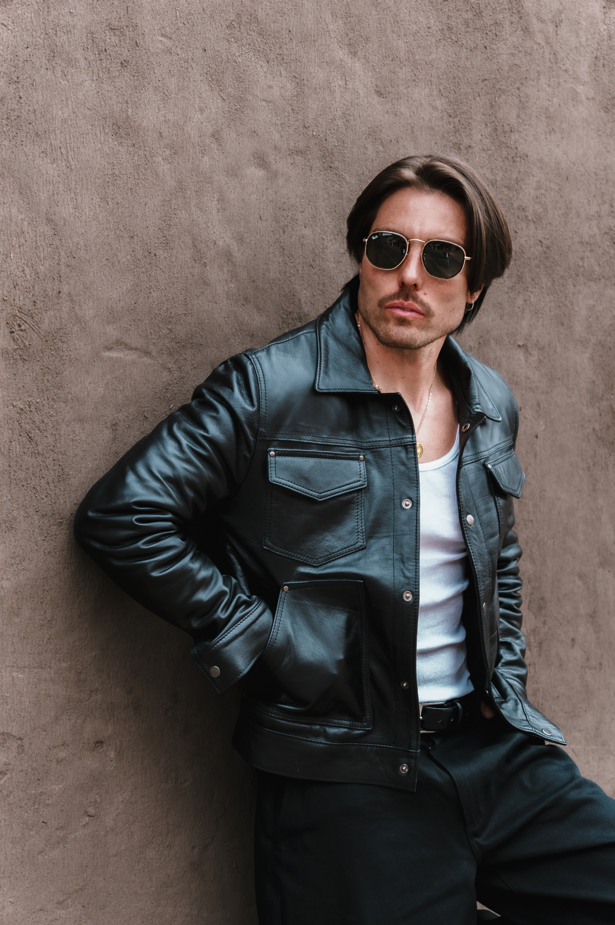 Modelo con chaqueta de cuero de becerro negra para hombre Hardline
