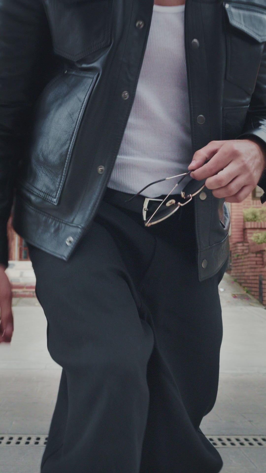 Video de la chaqueta en cuero negra Hardline para hombre en movimiento